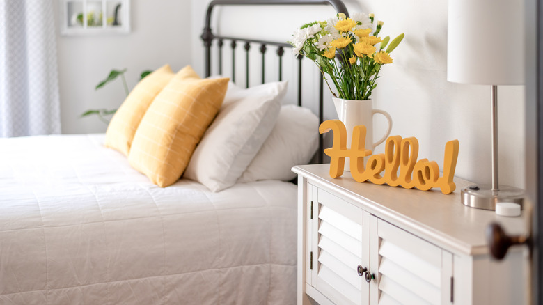 Farmhouse bedroom with yellow details 