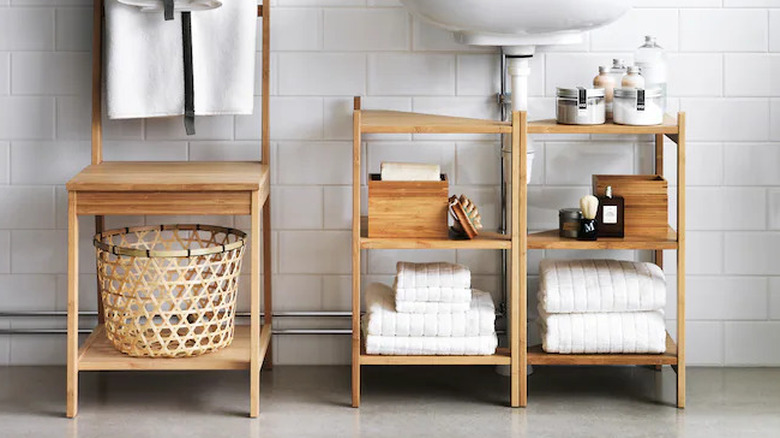 The RÅGRUND sink shelf in a bathroom