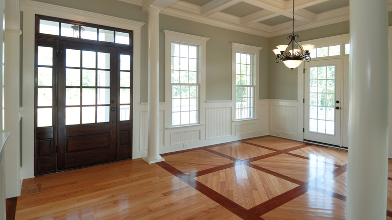 Foyer con pavimento in legno
