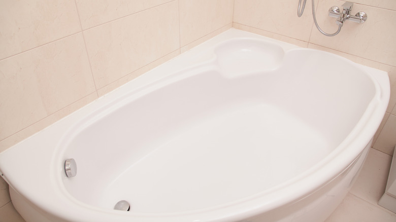 Corner acrylic bathtub