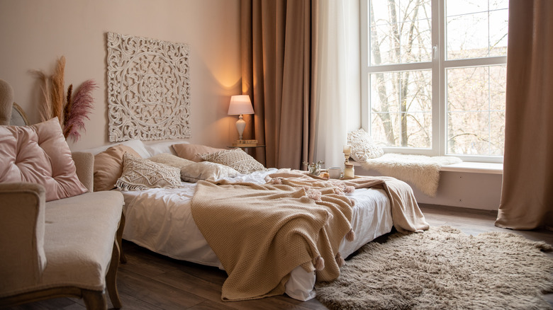 bedroom with window seat