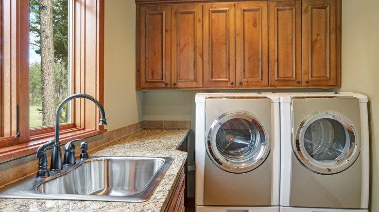 granite countertops in kitchen