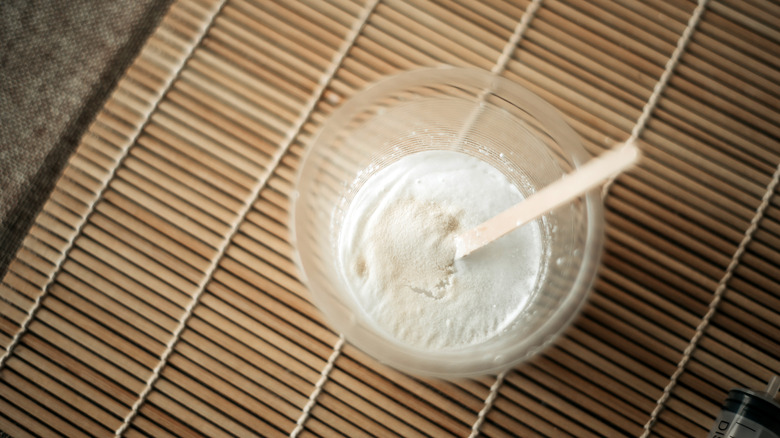 baking soda in cup