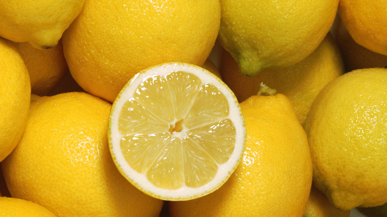 un limone tagliato a metà sopra altri limoni