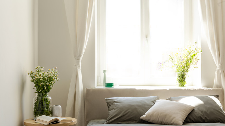 Casement windows with a low-profile bed