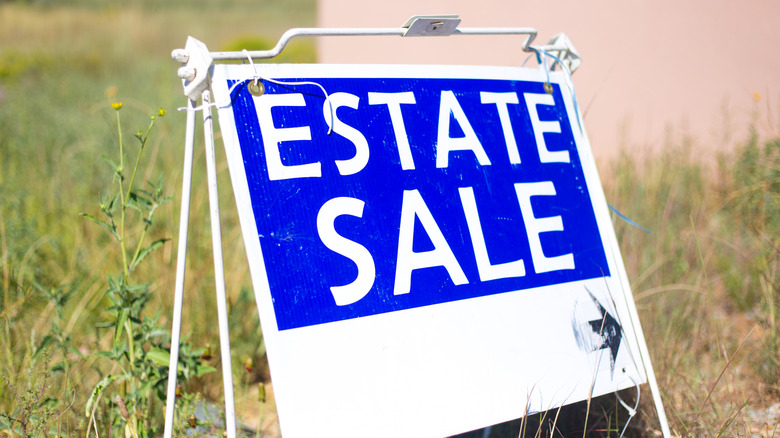 estate sale sign in yard