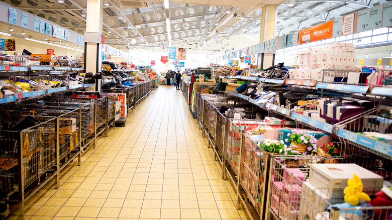 Middle aisle of Aldi for special buys