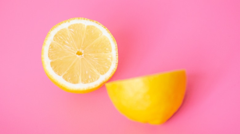 Sliced lemon