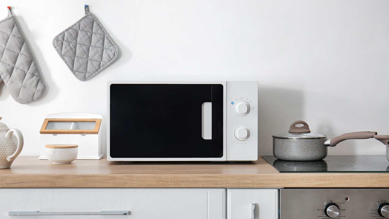 8 Best Ways To Get Rid Of Gross Smells In Your Microwave