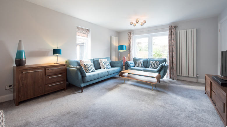A living room with wall-to-wall carpeting