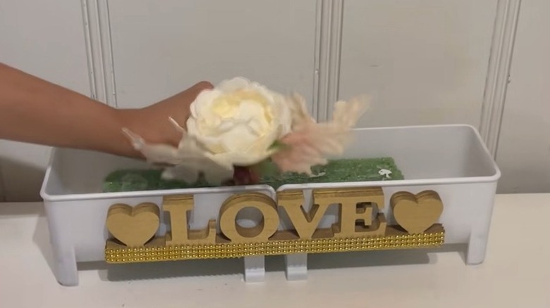 Table centerpiece with pink flowers