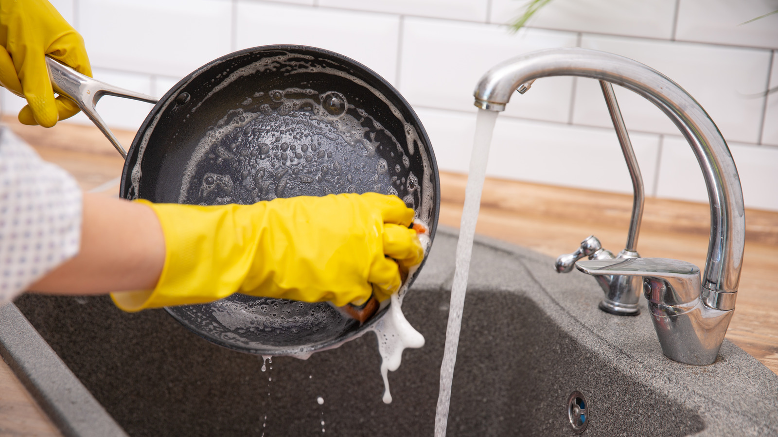 https://www.housedigest.com/img/gallery/8-easiest-ways-to-clean-ceramic-pans/l-intro-1629300572.jpg