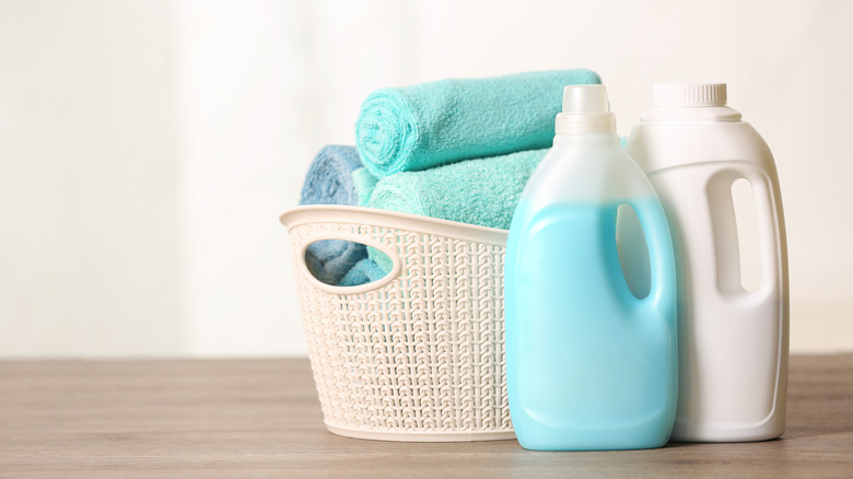 unlabeled bottles of laundry detergent