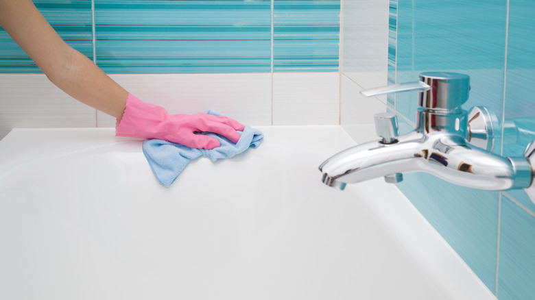 8 Easiest Ways To Clean Your Bathtub, Cleaning Bathtub Jets With Dishwasher Detergent