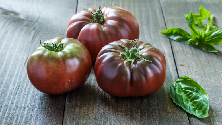 'BlackBrandywine' tomatoes on table.