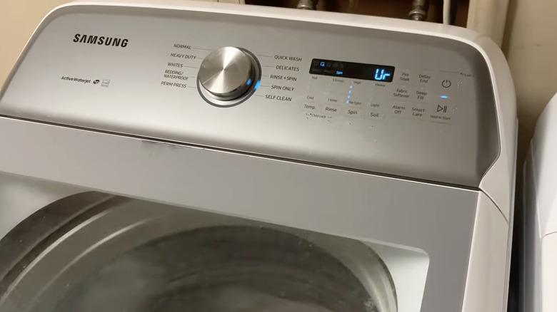 A close up of an unbalanced load error code on a grey Samsung washing machine.