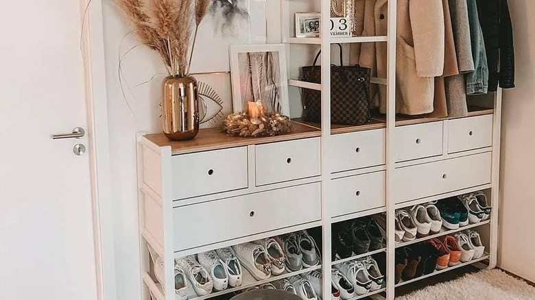 The ELVARLI shelving system beautifully designed in a small nook.