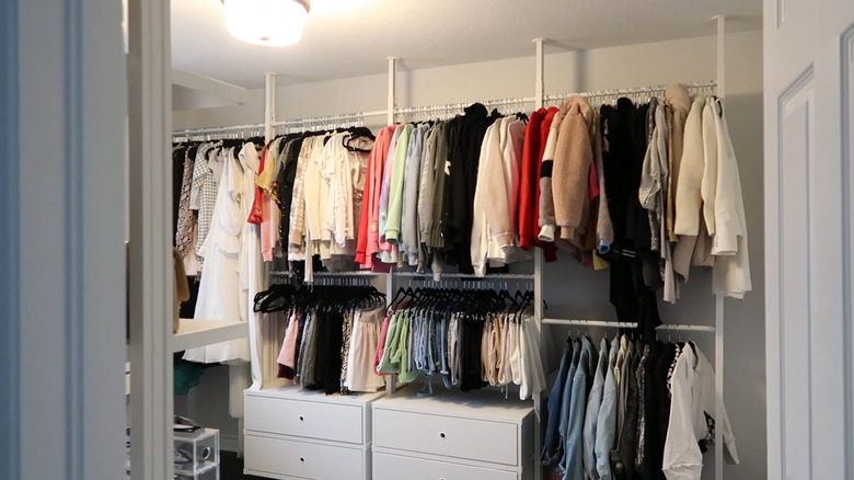 A large, well-organized closet using the ELVARLI system.