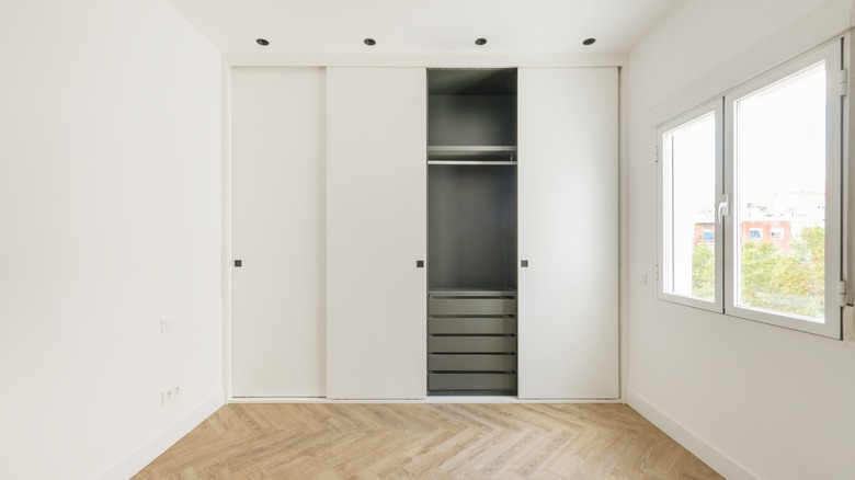 bedroom with sliding closet door