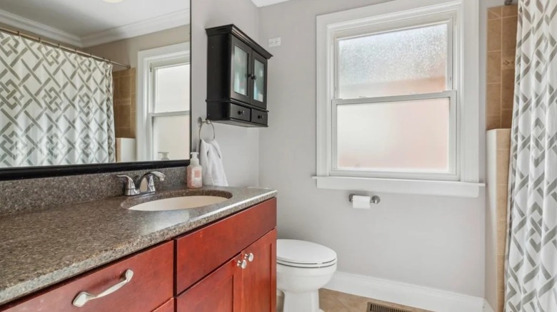 bathroom with light gray walls
