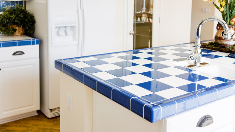 blue and white tied countertop