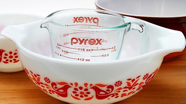 An assortment of vintage Pyrex pieces