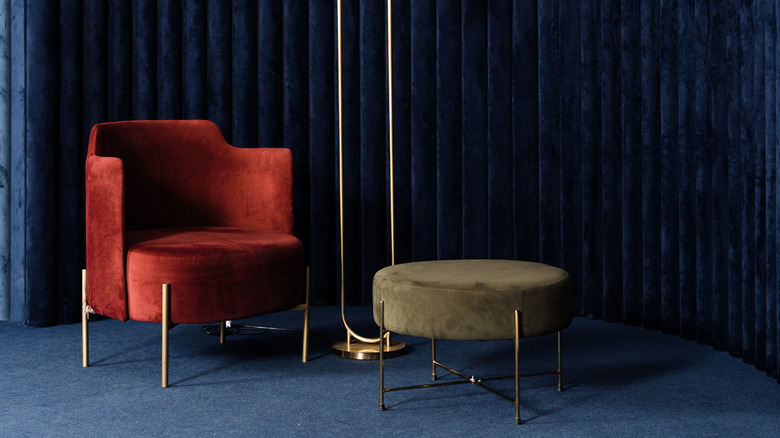 navy blue patterned rug in foyer