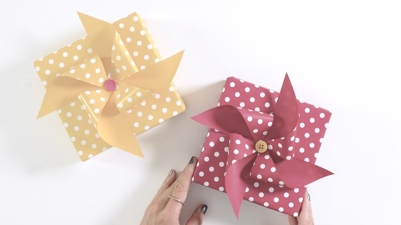 Pinwheel gift wrapping toppers