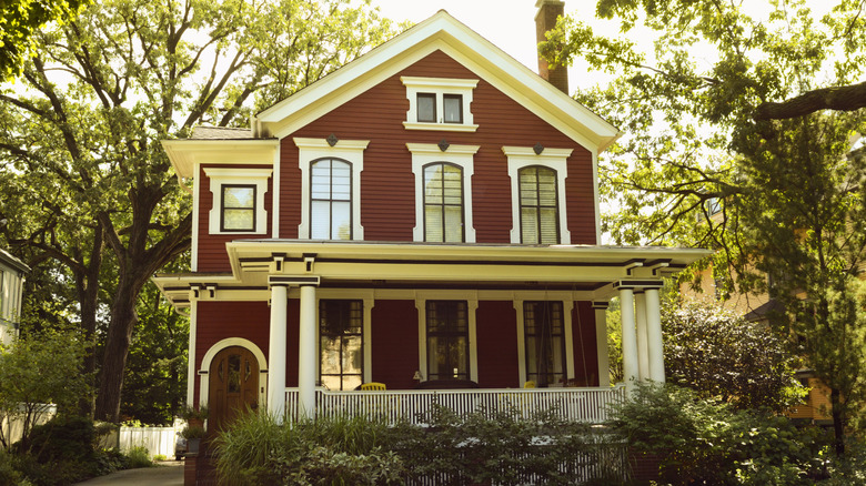 A red and white Italianate house in Oak Park.