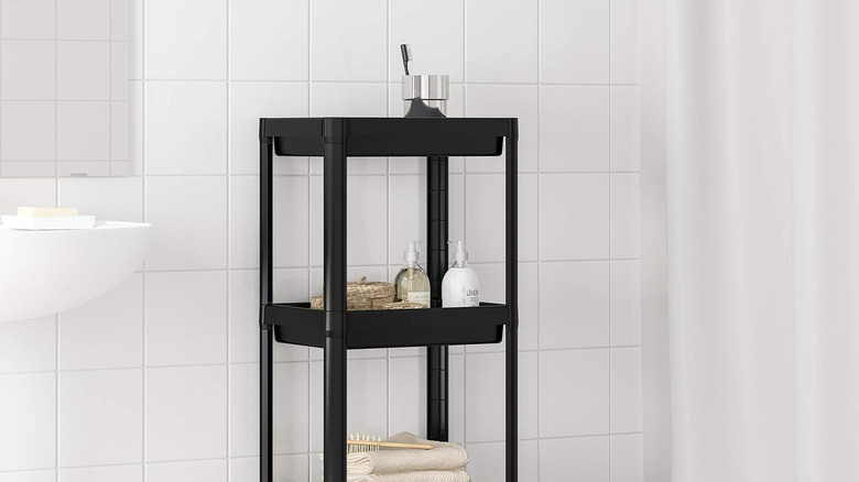 A VESKEN Shelf Unit in a bathroom
