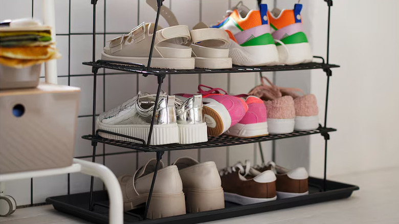 A GREJIG shoe rack and BAGGMUCK shoe tray with shoes