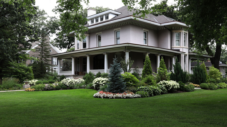 A side profile view of the Copeland House in Oak Park, Illinois.
