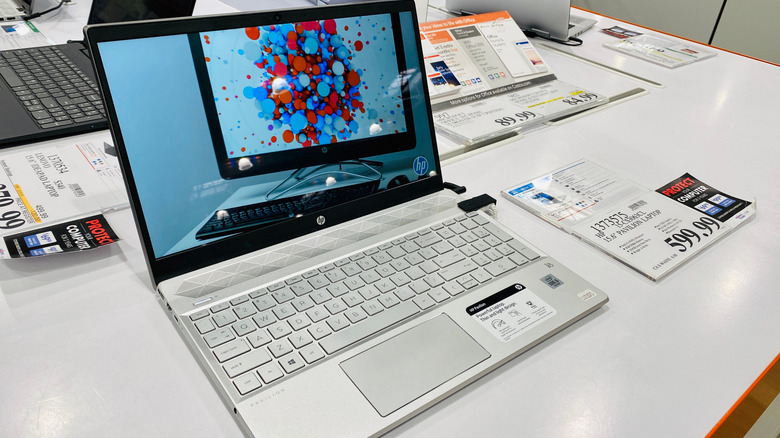 Laptop at Costco with a price tag next to it
