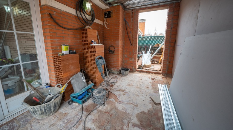 Home under construction with lots of dust
