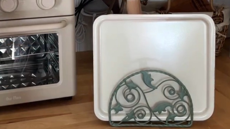 Napkin holder holding baking trays