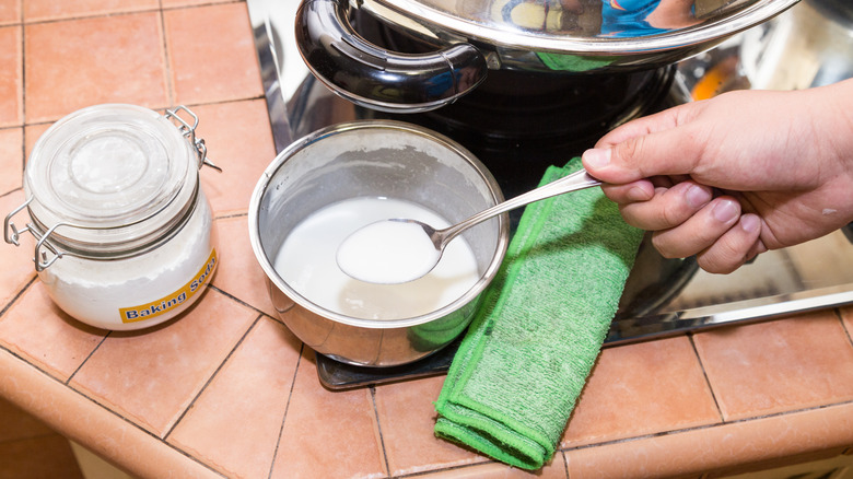 Baking soda paste for scrubbing stove grates