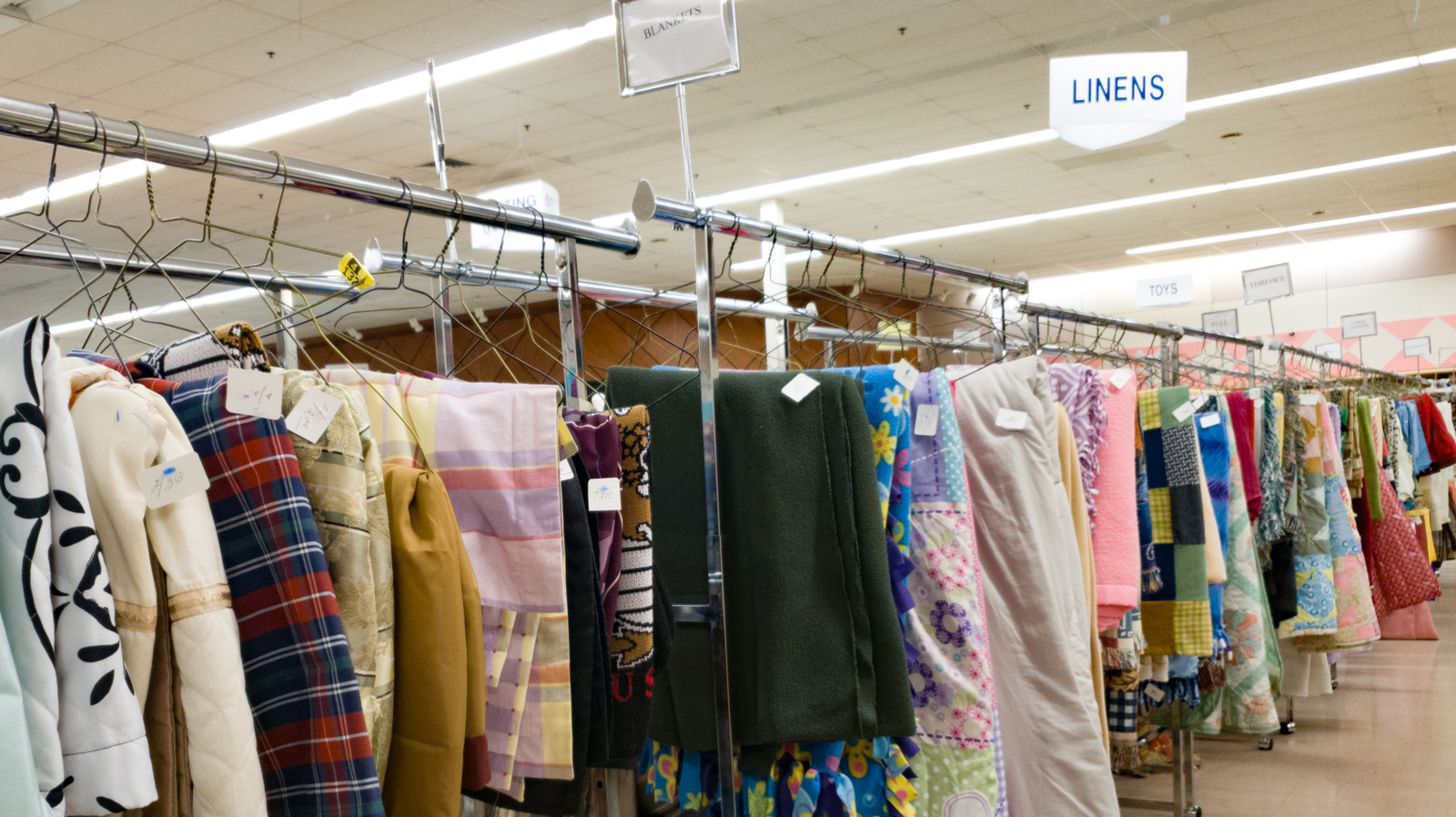 9 Valuable Vintage Blankets You Should Always Look For At Thrift Stores