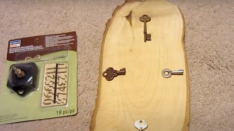 A video that shows how to create a clock with old keys.