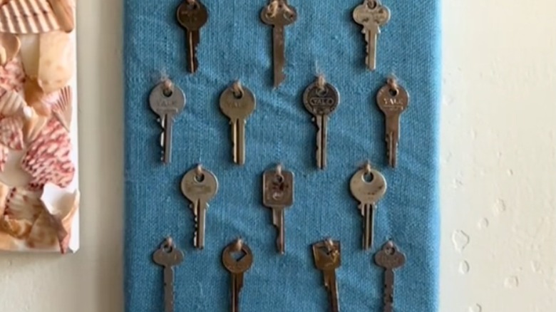 An artist shows how to make a piece with old keys.