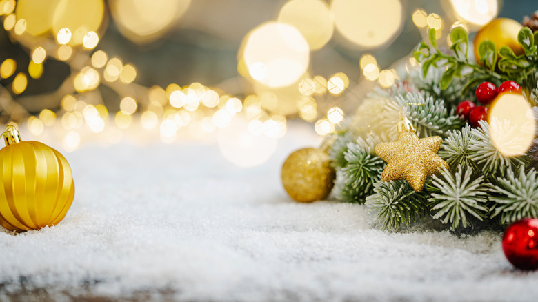 A nice arrangement of Christmas decor