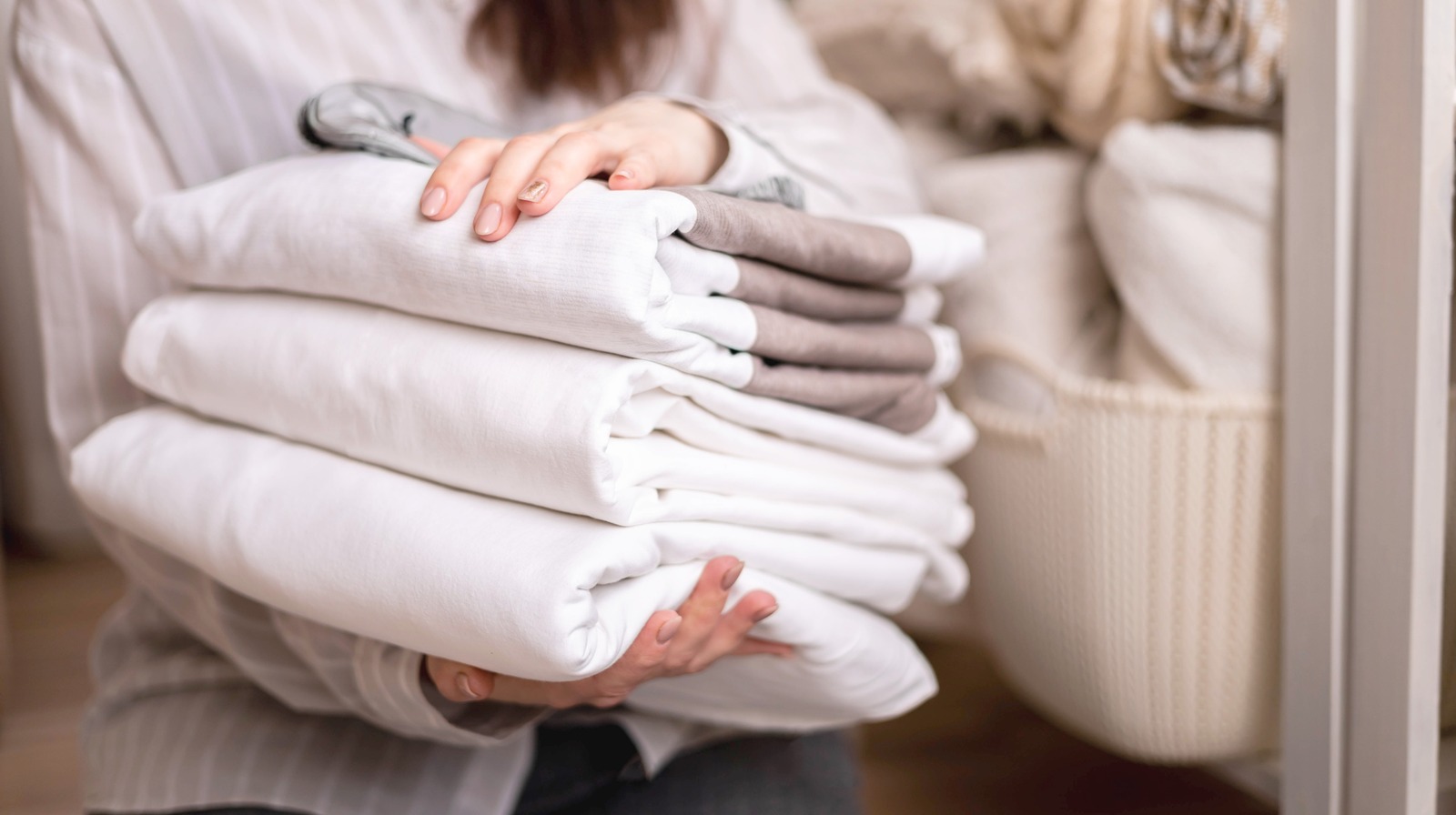 A KonMari Expert Explains The Best Way To Organize Your Linen Closet