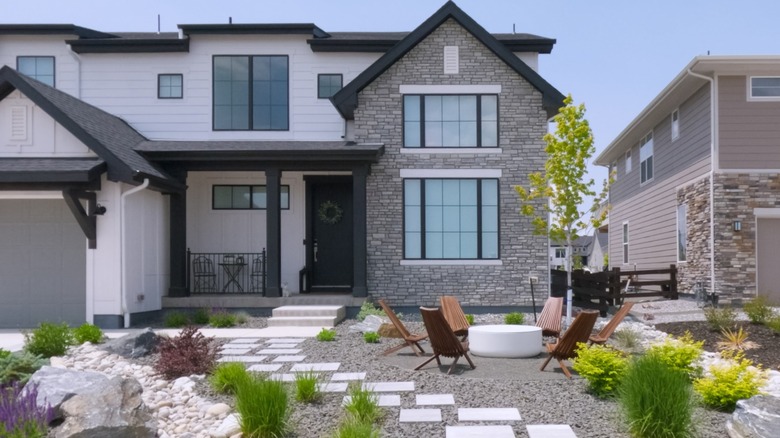 House with decorative front yard