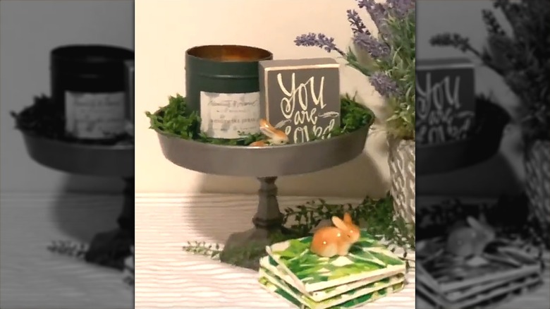 A cake-pan-turned-display-shelf for the kitchen countertop