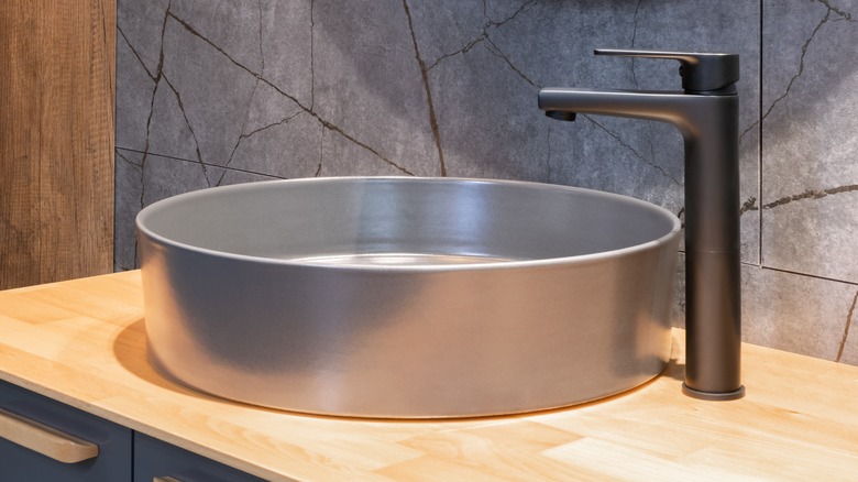 Metal vessel bowl sink