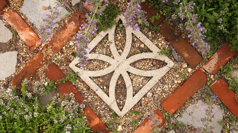 A paver pattern made from broken bricks and pavers.
