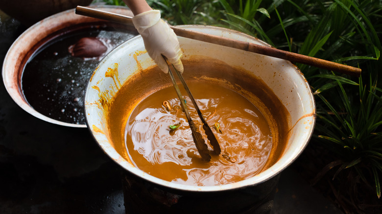 Making turmeric dye