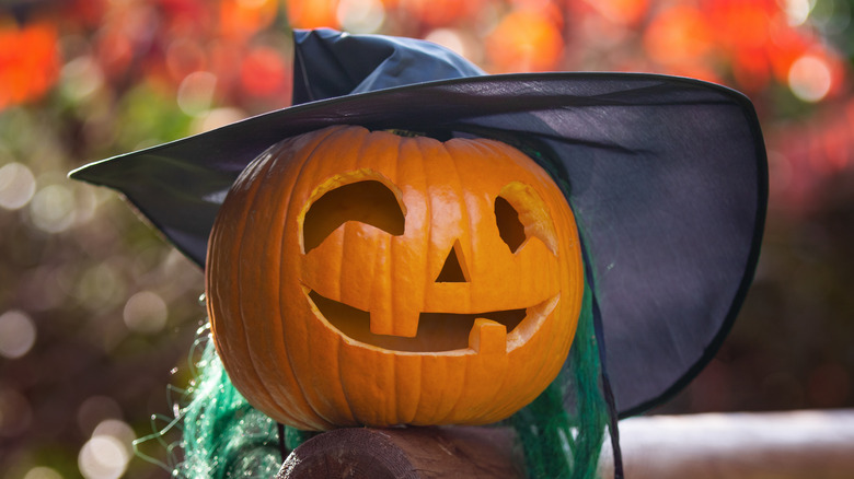 Jack-o-lantern wearing a witch's hat