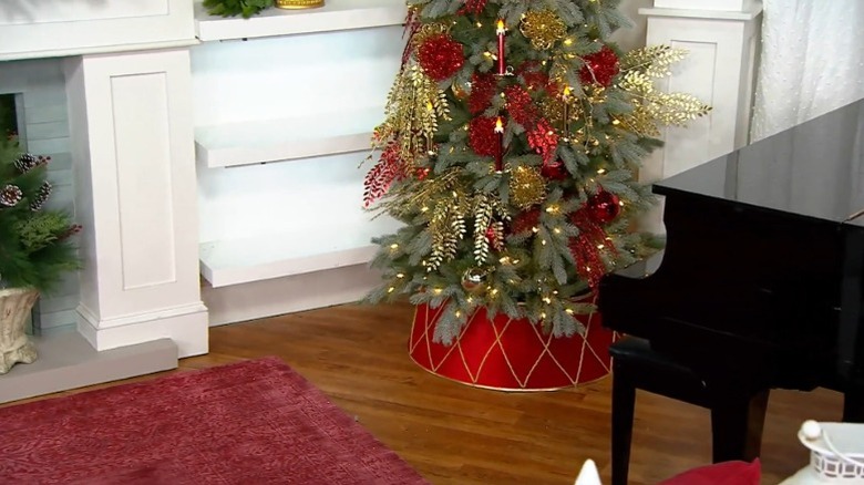 Christmas tree with red drum design collar