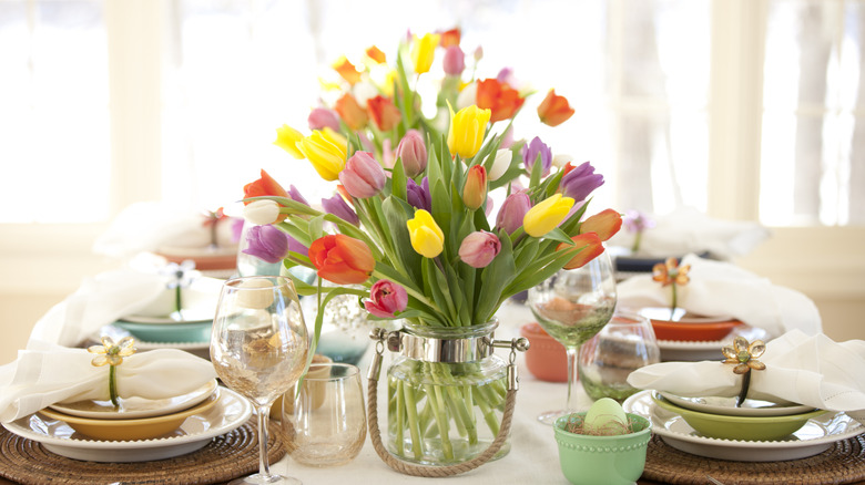spring dining table decor tulips