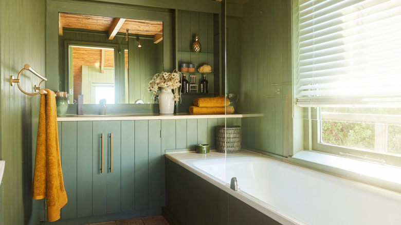 An all-green bathroom